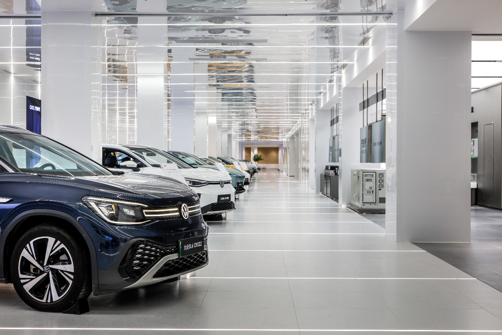 新增 - 图3-宁德时代新能源生活广场车辆展示区.jpg